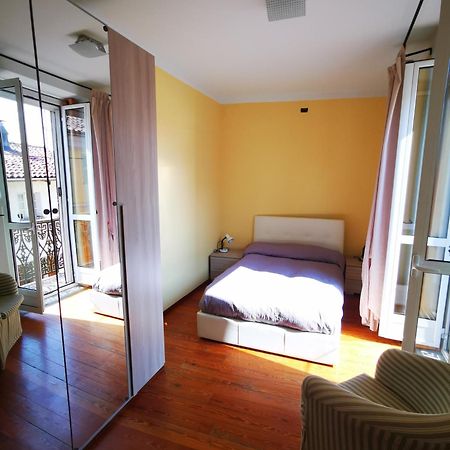 Torres Rojas Apartment Ivrea Bagian luar foto