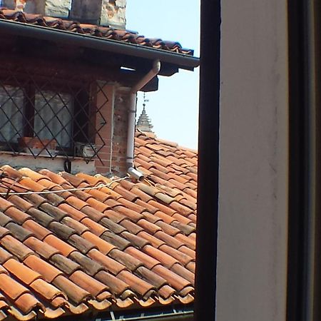 Torres Rojas Apartment Ivrea Bagian luar foto