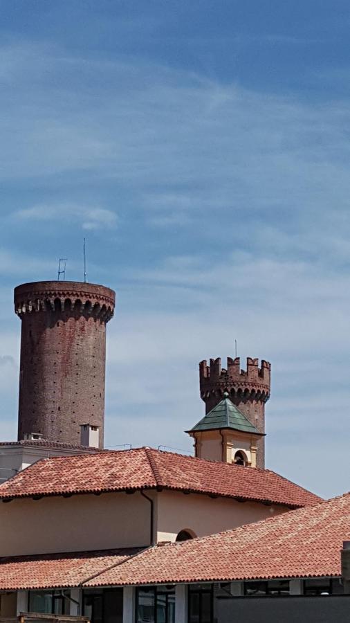 Torres Rojas Apartment Ivrea Bagian luar foto