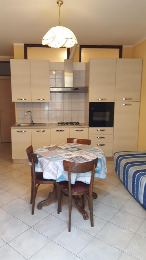 Torres Rojas Apartment Ivrea Bagian luar foto