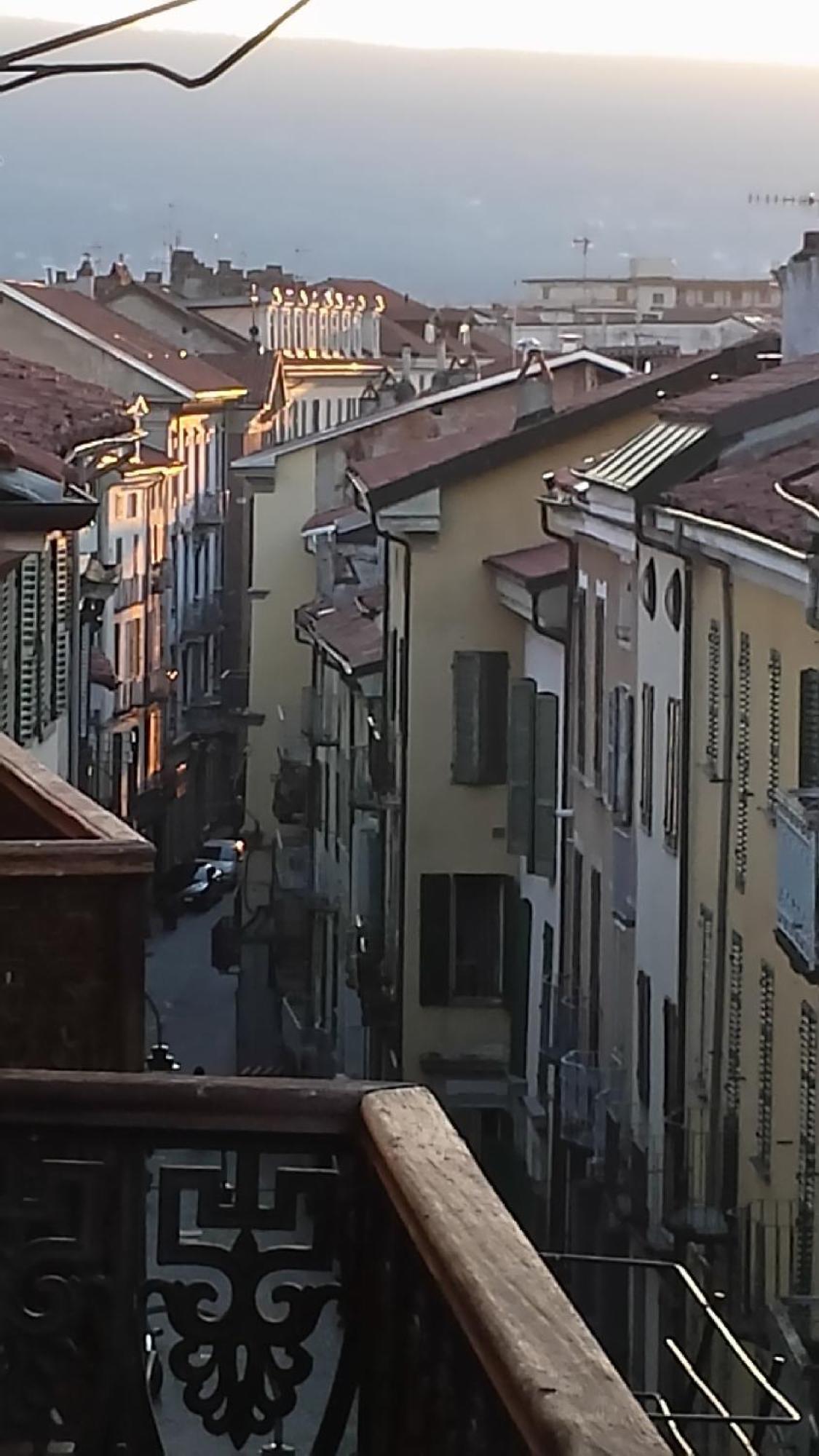 Torres Rojas Apartment Ivrea Bagian luar foto